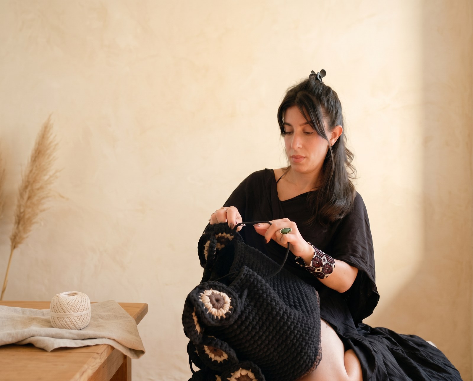 Gabriela Rizzo creando una bolsa Ojos de la Tierra · atelier con pampas grass y luz dorada · maestra de la Mentoría · TUÁ